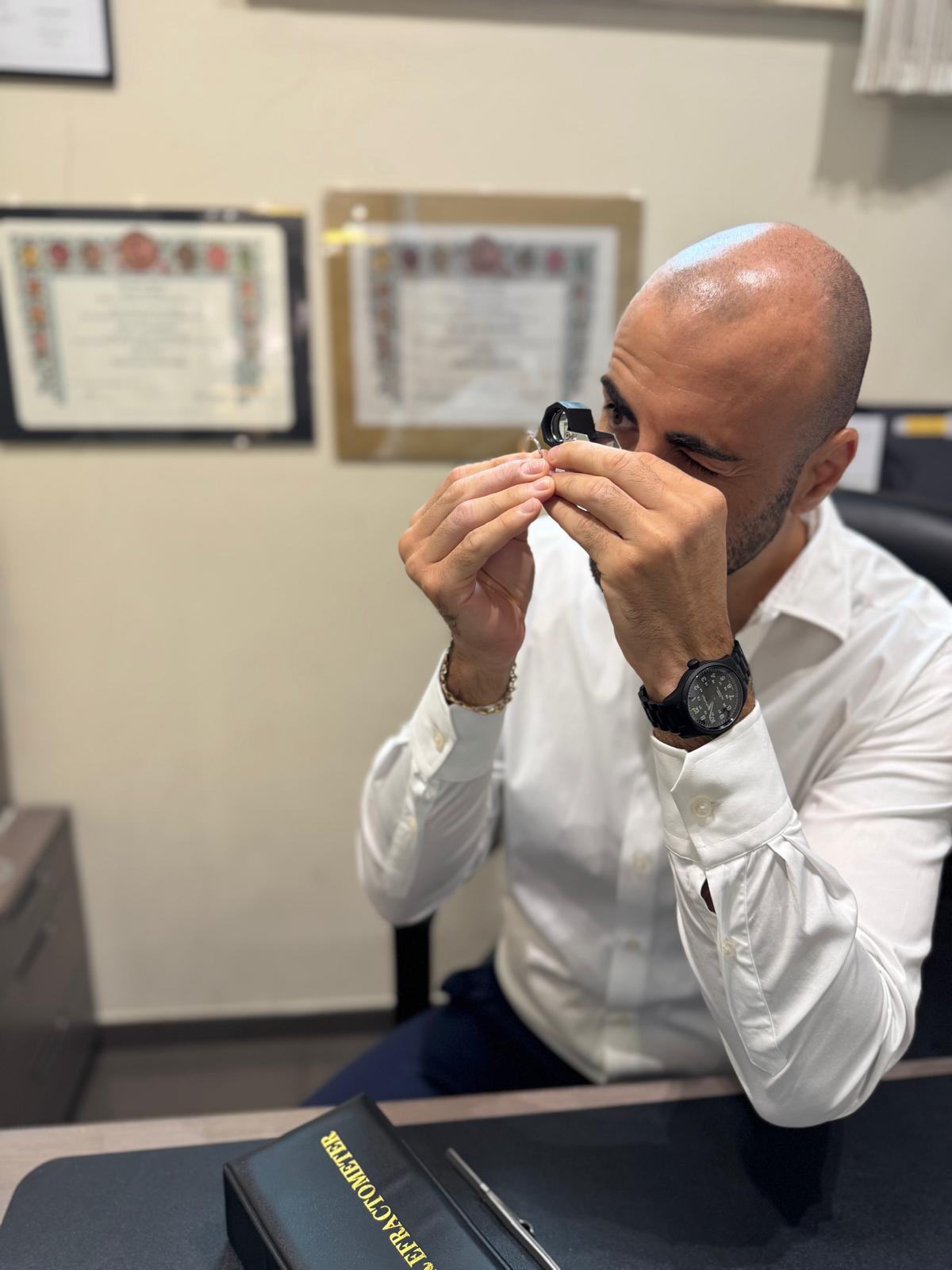 Pier Franchini analizza una pietra preziosa con lente professionale